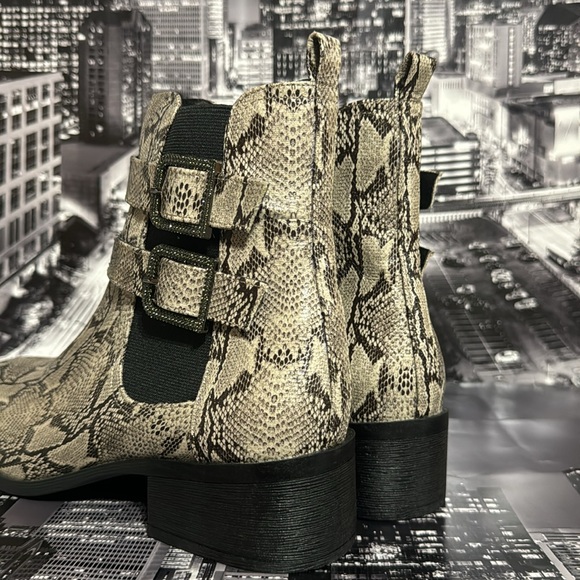 Kenneth Cole Ankle Boots - Picture 3 of 8